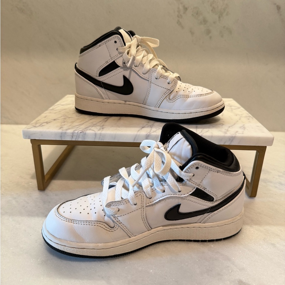 Nike Jordan Black White Youth 4
Basketball